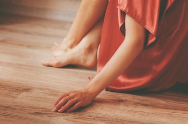 Wooden_floor_feet_hand_118628122422.jpg